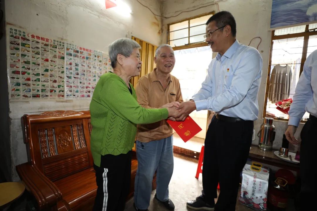 1707273062408902.jpg 海南礦業(yè)開展新春慰問“送溫暖”活動2.jpg