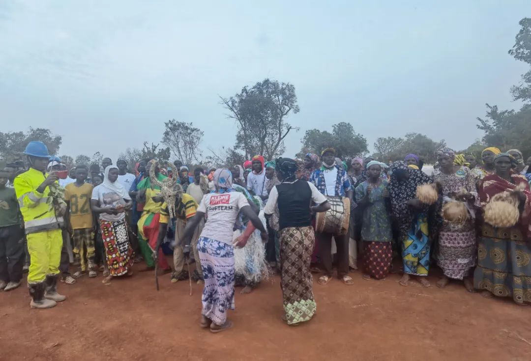 1711090989830890.jpg 捐贈(zèng)拖拉機(jī) 修建儲(chǔ)水壩 馬里鋰礦項(xiàng)目公司積極支持社區(qū)發(fā)展4.jpg